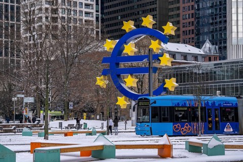 Winter in Frankfurt, euro sculpture at Willy-Brandt-Platz, snow-covered, Hesse, Germany, Europe