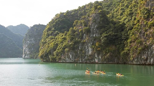 Kayakers and the karst rocks in Lan Ha Bay, Halong Bay, Vietnam, Asia
