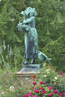 Sculpture Gänseliesel by Albert Schultz 1900, female figure with basket, goose figure and flower