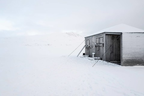 Fence, wooden house, Swedish-Finnish research station Kinnvika, wintry, snowy landscape,