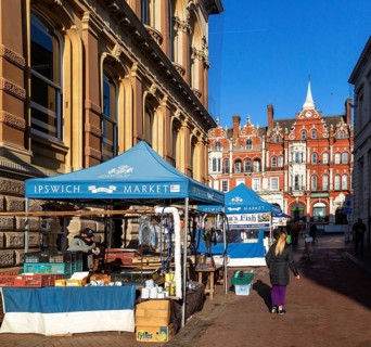 Street market stalls view to Lloyds Bank building, Princes Street, Ipswich, Suffolk, England, UK