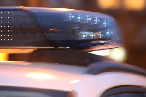 Symbolic image of a police operation: close-up of a flashing blue light on a police car