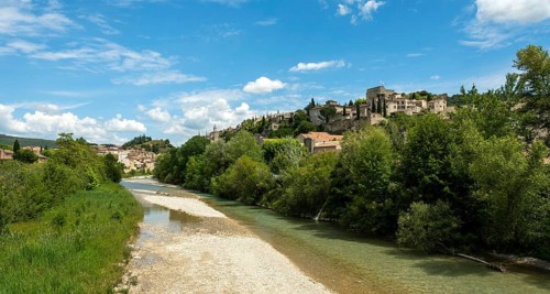 Vaison-la-Romaine. Les Baronnies. The Ouveze river at the foot of the medieval city. Vaucluse.
