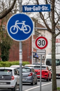 30 km/h zone on Herner Straße in Bochum Riemke to keep the air clean, ban on lorries driving