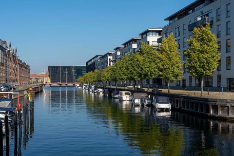 Christianshavns, old district, new residential buildings with jetty at Hammershøis Kaj, at the same