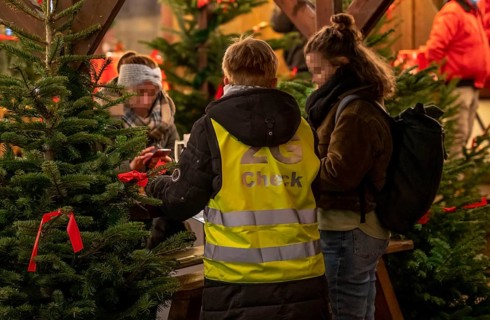 2G inspectors, of the city of Essen at the Christmas market on Kettwiger Straße, in Essen, during