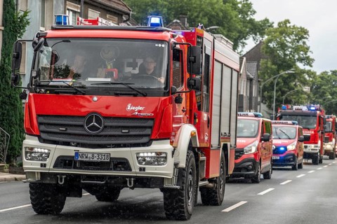 Fire engines from Essen, Mülheim and Oberhausen, with 140 firefighters, on the way to an emergency