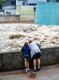 Weir of the Lake Baldeney in Essen, the masses of water roar through the open weirs, spectators,