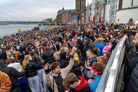 Rose Monday parade in Düsseldorf, after the parade thousands of mostly young people in the old