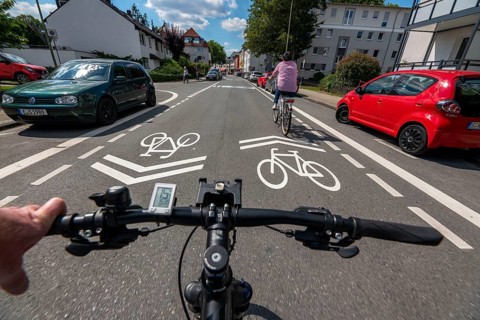 Bicycle road, cyclists have priority over car traffic, new cycle routes through Essen, here in the