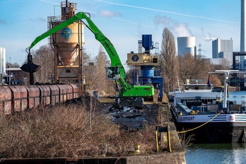WHE Westthafen Wanne, coal for power plants is transferred from a Belgian cargo ship coming from