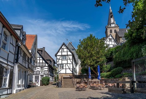 The old town centre of Essen-Kettwig, Ruhrstrasse, church steps, market church, Weberbrunnen