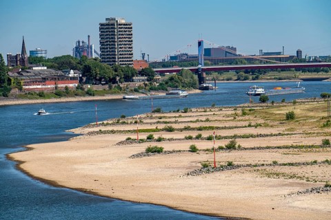 Rhine at Duisburg, extremely low water, Rhine level at 168 cm, falling, after the long drought the