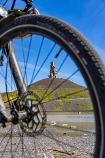 Cyclist on the Rheinelbe spoil tip in Gelsenkirchen, 100 metre high spoil tip, landscape park, with