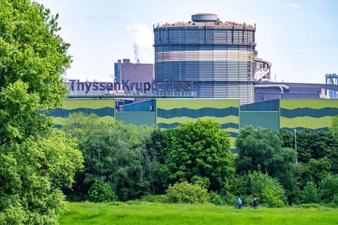 The ThyssenKrupp Steel steelworks in Duisburg-Beeckerwerth, cyclists on the Rhine dyke, green Rhine