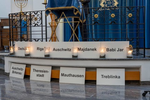 Suitcase march in Recklinghausen, for the 2nd time over 500 people walk through Recklinghausen,
