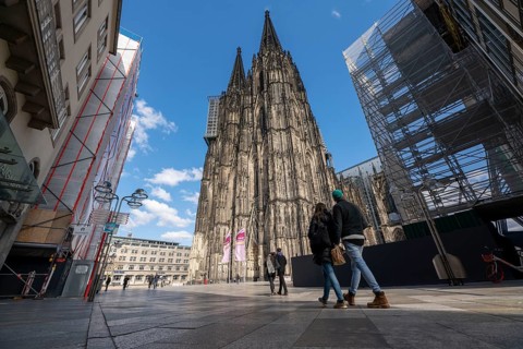 Effects of the coronavirus crisis, empty square in front of Cologne Cathedral, Domplatte, Cologne,