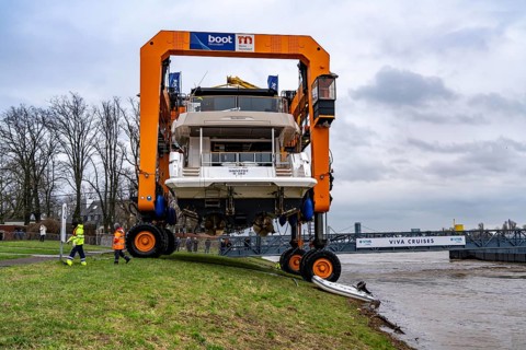 Craning the €6.3 million Sunseeker 88Y motor yacht, weighing 82 tonnes, in preparation for the