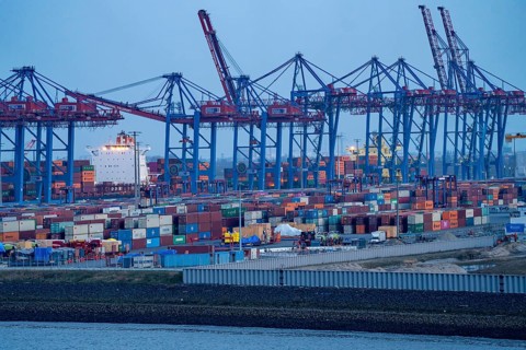 Container terminal Tollerort, container ships are loaded and unloaded, one of 4 container terminals