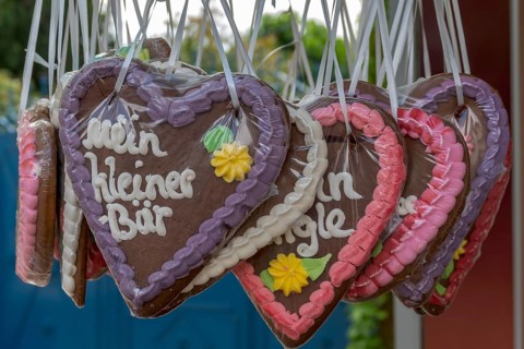 Gingerbread hearts with inscription made of coloured sugar, icing, gingerbread, Southern