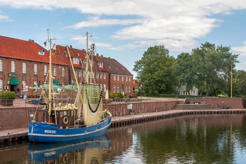 Old harbour of Hooksiel, on the left the warehouses from 1821, seaside resort Hooksiel,