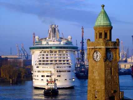 Germany, Hamburg, St. Pauli Landungsbrücken, Passenger ship Freedom of the Seas docking, Hamburg,