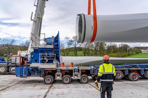 Preparation for the transport of a 68 metre long blade, a wind turbine, with a self-propelled