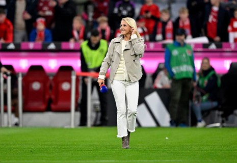 SKY TV expert Julia Simic with microphone, microphone, logo, on the way to the interview, smiling,