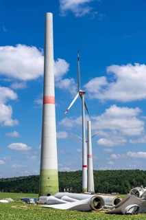 Repowering of a wind farm, near Brilon-Radlinghausen, 2 old turbines are demolished, rotors and