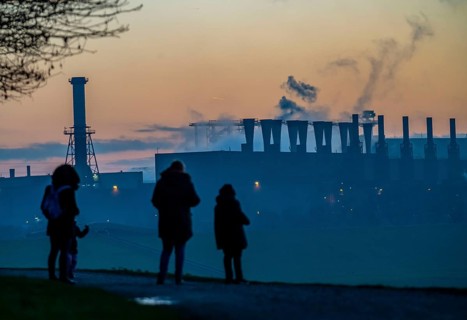Rhine at Duisburg-Bruckhausen, steelworks Thyssenkrupp Steel, walkers on the Rhine dyke, winter,
