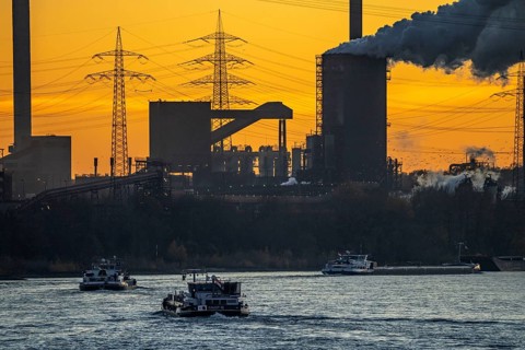 Sunset, cargo ships on the Rhine, steelworks, Hüttenwerke Krupp Mannesmann, discharge cloud of the
