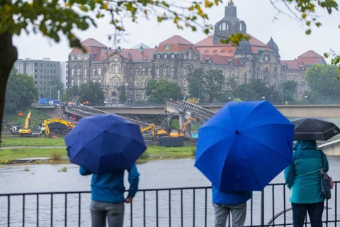 In the early hours of the morning, a section of the Carola Bridge collapsed for unknown reasons.