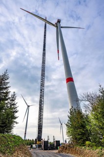 Erection of a wind turbine, wind energy plant, assembly of the third blade, with a crawler lattice