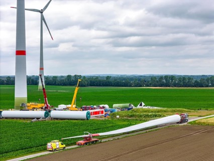 Transport of a 70 metre long rotor blade, construction of a wind power plant in a wind farm near