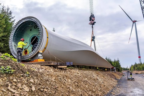 Erection of a wind turbine, wind energy plant, assembly of the third blade, with a crawler lattice
