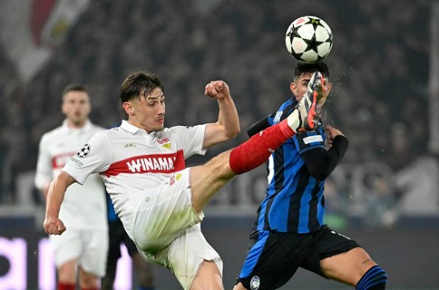 Duel, action Anthony Rouault VfB Stuttgart (29) against Raoul Bellanova Atalanta BC Bergamo (16)