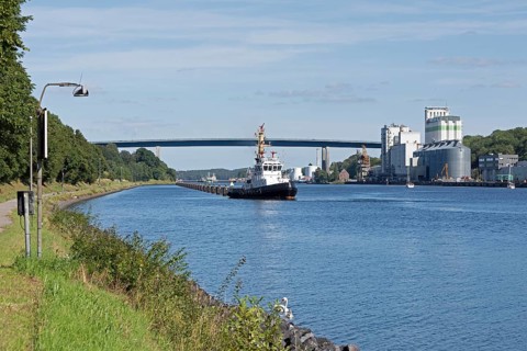 Tugboat, Holtenau Bridges, Kiel Canal, Holtenau, Kiel, Schleswig-Holstein, Germany, Europe