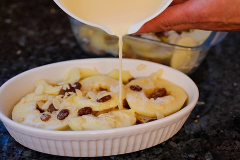 Swabian cuisine, preparation of Ofenschlupfer, sweet main dish or dessert, dessert, typical