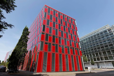 Capricorn Haus, office building with red façade, architects Gatermann and Schossig, Düsseldorf