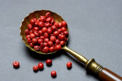 Pink Pepper berries, Red Pepper in spoon, Schinus berries
