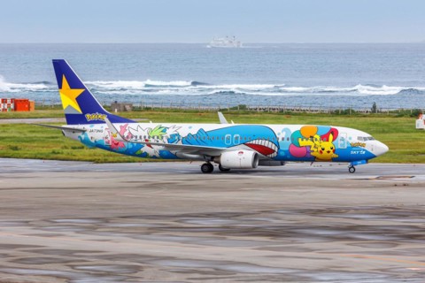 A Boeing 737-800 aircraft of Skymark Airlines with the registration JA73NG and the Pikachu Jet BC2