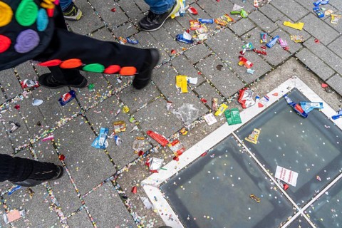 Rose Monday parade in Düsseldorf, remains from the celebrations in the old town, rubbish, North