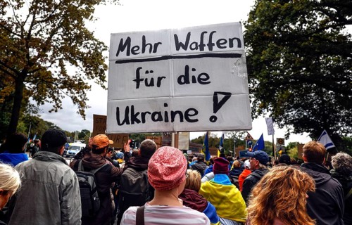 Ukrainians demand more weapons for Ukraine at the counter-demonstration Your peace is our death