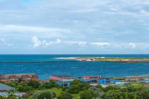 View from the upper land to the Helgoland dune, in the lower land the spa centre and seawater