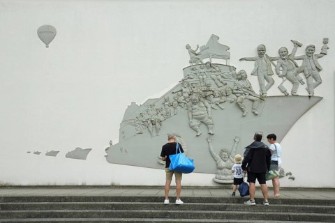 Sculpture Ship of Fools by Peter Lenk 2003 and viewer, satire, joy, irony, figures, naked, manager,