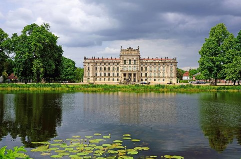 Europe, Germany, Mecklenburg-Western Pomerania, Ludwigslust, Ludwigslust Palace, front with water