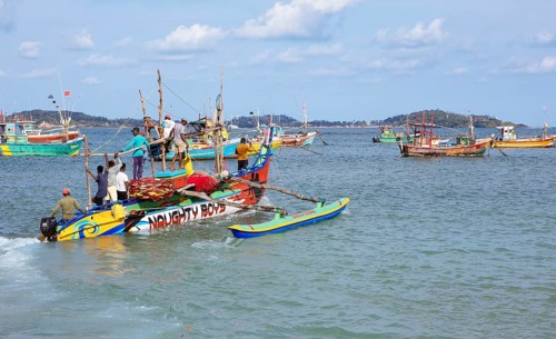 Sri Lankan fishermen on colourful outrigger boat on the Indian Ocean, Kapparatota, Matara, Southern