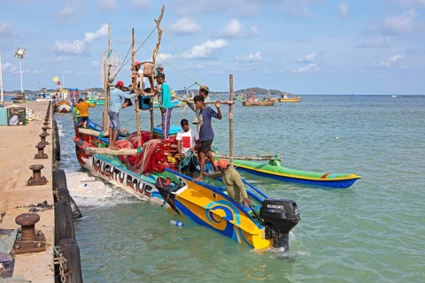 Sri Lankan fishermen on colourful outrigger boat on the Indian Ocean, Kapparatota, Matara, Southern