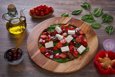 Cheese salad with tomatoes spinach and kalamata olives