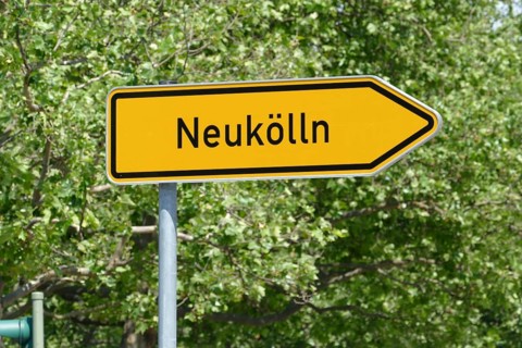 Street sign with the inscription: Newkölln (Neukölln), the district of the same name in Berlin